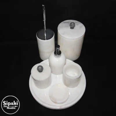Beyaz Mermer Krom İşleme Aparatlı 7'Li Banyo Seti Beyaz Mermer Krom İşleme Aparatlı 7'Li Banyo Seti